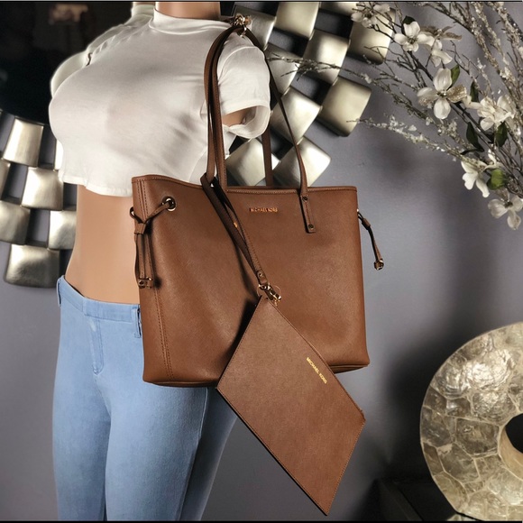 Michael Kors Reversible Large Tote & Wristlet - Picture 4 of 8